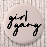 Chapa Redonda De 5 Cm Chica Gang | Poder Chica Feminismo moderno Rubor P<br><div class="desc">Simple y elegante placa de "pandilla chica" en escritura minimalista moderna tipografía en negro con un oscuro fondo rosa para celebrar a las mujeres y el poder chica! Perfectamente versátil para todos los días, una fiesta de soltera o un lindo combo de combinación para madre e hijas, hermanas y amigos!...</div>