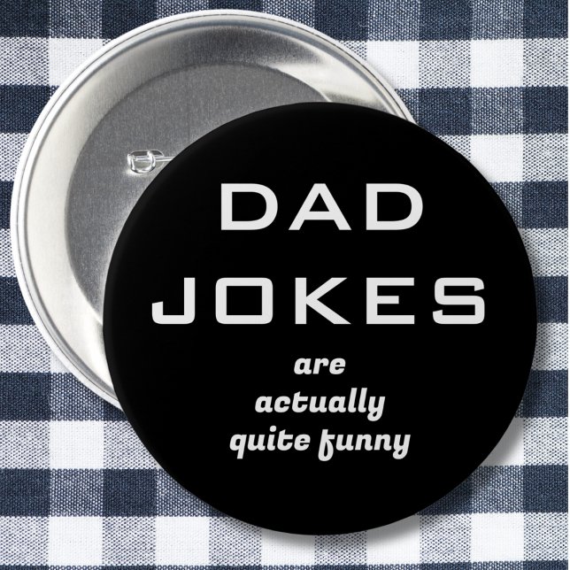 Chapa Redonda De 5 Cm Chistes de papá Humor negro y blanco (A humorous button badge with caption 'Dad jokes are actually quite funny' in white text on black)
