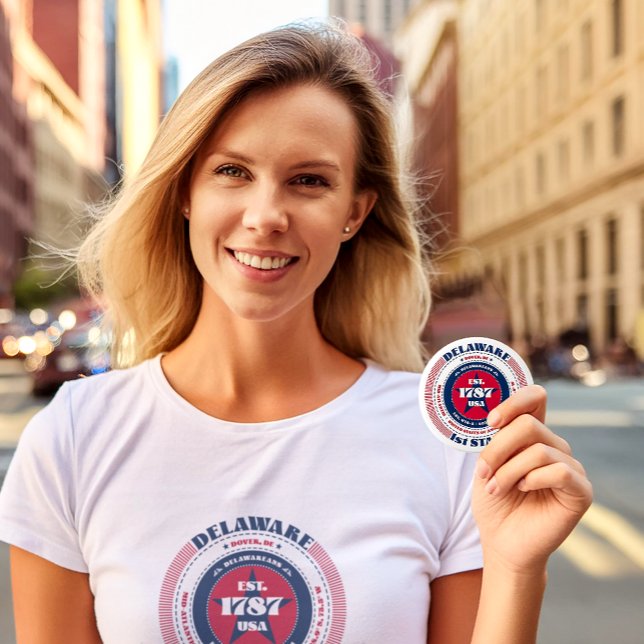 Chapa Redonda De 5 Cm Círculo Patriótico Delaware con detalles del estad (A young woman holding the Delaware Circle button designed by The American Family.)