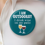 Chapa Redonda De 5 Cm Cita de vino divertida - Bebo vino en mi patio<br><div class="desc">Estoy afuera - bebo vino en mi patio.</div>