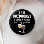 Chapa Redonda De 5 Cm Cita de vino divertida - Bebo vino en mi patio<br><div class="desc">Estoy afuera - bebo vino en mi patio.</div>