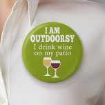Chapa Redonda De 5 Cm Cita de vino divertida - Bebo vino en mi patio<br><div class="desc">Estoy afuera - bebo vino en mi patio.</div>