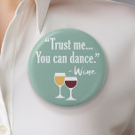 Chapa Redonda De 5 Cm Cita de vino divertida - Créeme que puedes bailar<br><div class="desc">Un poco de humor para beber que puedes pasarle a tus amigas amantes del vino. Hacerles reír con este regalo humorístico de mordaza o elefante blanco. Intenté correr,  pero seguí derramando mi vino.</div>