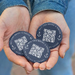 Chapa Redonda De 5 Cm Compra a la novia un código QR de la fiesta de la<br><div class="desc">Reúne algunas bebidas gratis para la novia en su fiesta de soltera o fin de semana de soltera con estos botones personalizados de código QR en azul marino y blanco. El diseño presenta dos líneas de texto personalizado (mostradas con "compra de la novia una bebida" y "escaneo para pagar por...</div>