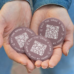 Chapa Redonda De 5 Cm Compra a la novia un código QR de la fiesta de la<br><div class="desc">Reúne algunas bebidas gratis para la novia en su fiesta de soltera o fin de semana de soltera con estos botones personalizados de código QR en la sala de berry suave. El diseño presenta dos líneas de texto personalizado (mostradas con "compra de la novia una bebida" y "escaneo para pagar...</div>