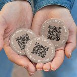 Chapa Redonda De 5 Cm Compra a la novia un código QR de la fiesta de la<br><div class="desc">Reúne algunas bebidas gratis para la novia en su despedida de soltera o fin de semana de soltera con estos botones personalizados de código QR en taupe neutro. El diseño presenta dos líneas de texto personalizado (mostradas con "compra de la novia una bebida" y "escaneo para pagar por Venmo") con...</div>