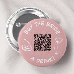 Chapa Redonda De 5 Cm Compra A La Novia Una Bebida Bachelorette Rosa<br><div class="desc">Este botón es perfecto para una fiesta de soltera de moda. Con un elegante fondo rosado con un mensaje negrita "Buy the Bride a Drink!" (Compra a la Novia una bebida), un fantástico vaso de martini y un cómodo código QR, este botón seguramente será un éxito con tu fiesta nupcial...</div>