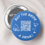 Chapa Redonda De 5 Cm Compra A La Novia Una Bebida Ducha De Novias Códig<br><div class="desc">Este caprichoso diseño de botón azul presenta un divertido mensaje de "¡Compra a la novia una bebida!", un elegante cóctel de vidrio y un cómodo código QR para un regalo fácil. Perfecto para fiestas de soltera o duchas de novias, este botón le agrega un toque de diversión y emoción a...</div>