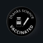 Chapa Redonda De 5 Cm Covid-19 vacunado gracias a Science Black<br><div class="desc">Muestre su aprecio por la ciencia y gratitud para ser vacunado contra covid-19 con este divertido botón negro que incluye una jeringa para agujas y una botella de vial de vacuna con "Peace Out Covid-19" en la etiqueta. Se puede personalizar los mensajes "ciencia de agradecimiento" y "vacunados", así como el...</div>