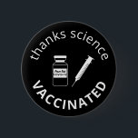 Chapa Redonda De 5 Cm Covid-19 vacunado gracias a Science Black<br><div class="desc">Muestre su aprecio por la ciencia y gratitud para ser vacunado contra covid-19 con este divertido botón negro que incluye una jeringa para agujas y una botella de vial de vacuna con "Peace Out Covid-19" en la etiqueta. Se puede personalizar los mensajes "ciencia de agradecimiento" y "vacunados", así como el...</div>