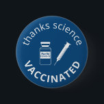 Chapa Redonda De 5 Cm Covid-19 vacunado gracias a Science Blue<br><div class="desc">Muestre su aprecio por la ciencia y la gratitud por ser vacunado contra covid-19 con este divertido botón azul clásico que incluye una jeringa de aguja y una botella de vial de vacuna con "Peace Out Covid-19" en la etiqueta. Se puede personalizar los mensajes "ciencia de agradecimiento" y "vacunados", así...</div>
