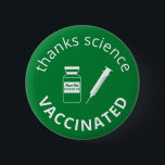 Chapa Redonda De 5 Cm Covid-19 vacunado gracias a Science Green<br><div class="desc">Muestre su aprecio por la ciencia y gratitud para ser vacunado contra covid-19 con este divertido botón verde que incluye una jeringa para agujas y una botella de vial de vacuna con "Peace Out Covid-19" en la etiqueta. Se puede personalizar los mensajes "ciencia de agradecimiento" y "vacunados", así como el...</div>