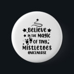 Chapa Redonda De 5 Cm Creer en la magia de los pequeños mistletos Nicu E<br><div class="desc">Creer en la magia de los pequeños mistletoes Nicu Enfermeras Navidades navidades,  pareja,  familia,  navidad,  feliz navidad,  2021,  feliz,  nuevo,  año,  2022 Navidades 2021 Familia coincidente Pajamas</div>