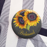 Chapa Redonda De 5 Cm Criada de novias con flores de sol rusas<br><div class="desc">Floral rústico botón de soldadura de damero con un ramo de girasoles sobre un fondo de pizarra gris oscuro.             Puede personalizarlo con su texto!</div>