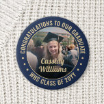 Chapa Redonda De 5 Cm Cualquier foto de graduación de texto felicita a l<br><div class="desc">Diga felicitaciones y muestre su orgullo por el graduado con geniales botones de foto personalizados / insignias. (IMAGEN PLACEMENT TIP: Una manera fácil de centrar una foto exactamente como quieres es recortarla antes de subirla al sitio web de Zazzle.) Todo el texto es simple de personalizar con nombre, año de...</div>