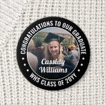 Chapa Redonda De 5 Cm Cualquier foto de graduación de texto felicita a l<br><div class="desc">Diga felicitaciones y muestre su orgullo por el graduado con geniales botones de foto personalizados / insignias. (IMAGEN PLACEMENT TIP: Una manera fácil de centrar una foto exactamente como quieres es recortarla antes de subirla al sitio web de Zazzle.) Todo el texto es simple de personalizar con nombre, año de...</div>