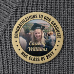 Chapa Redonda De 5 Cm Cualquier texto de foto de graduación Felicitacion<br><div class="desc">Diga felicitaciones y muestre su orgullo por el graduado con geniales botones de foto personalizados / insignias. (IMAGEN PLACEMENT TIP: Una manera fácil de centrar una foto exactamente como quieres es recortarla antes de subirla al sitio web de Zazzle.) Todo el texto es simple de personalizar con nombre, año de...</div>