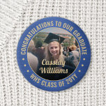 Chapa Redonda De 5 Cm Cualquier texto de graduación Foto Felicitaciones<br><div class="desc">Diga felicitaciones y muestre su orgullo por el graduado con geniales botones de foto personalizados / insignias. (IMAGEN PLACEMENT TIP: Una manera fácil de centrar una foto exactamente como quieres es recortarla antes de subirla al sitio web de Zazzle.) Todo el texto es simple de personalizar con nombre, año de...</div>