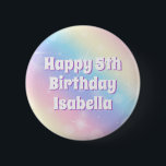 Chapa Redonda De 5 Cm Cute Pastel Rainbow Sparkle Kids Fiesta de cumplea<br><div class="desc">Celebra el cumpleaños de tu niñita con estos botones fiestas brillantes de arcoiris pastel que incluyen hermosas letras blancas con sombra violeta para el nombre de tu hijo. Este favor mágico ejemplifica el encanto de la infancia.</div>
