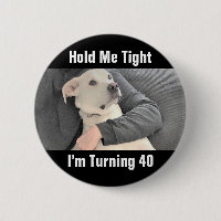 Cute perro blanco asustado de cumplir 40 años grac