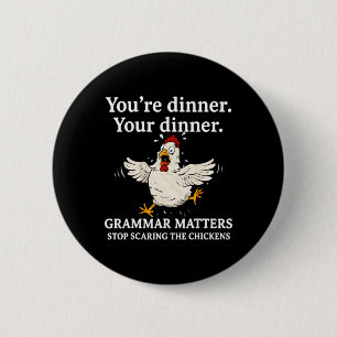 Chapa Redonda De 5 Cm Deja de asustar a las gallinas Humor gramatical pa