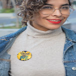 Chapa Redonda De 5 Cm Dios me favorece<br><div class="desc">Hermoso diseño gráfico,  fondo de flores de color amarillo acuático con las palabras "DIOS ME FAVORA" - todo con un fondo azul marino oscuro.</div>