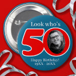 Chapa Redonda De 5 Cm Divertido 50 de rojo y azul añadir tu propia foto<br><div class="desc">Una divertida insignia de botón de foto de cumpleaños número 50 en tonos rojos y azules. Diseñado para que añada la foto de su destinatario de 50 años del pasado o una foto divertida actual más su propia elección de texto o nombre. Un regalo divertido para los 60 años. Creado...</div>