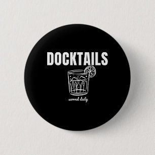 Chapa Redonda De 5 Cm Docktails Servidos Diariamente Funny Boat Day Mari
