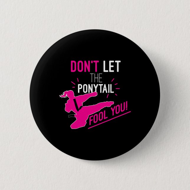 Chapa Redonda De 5 Cm Don't Let The Ponytail Fool You Karate Girl Funny  (Anverso)