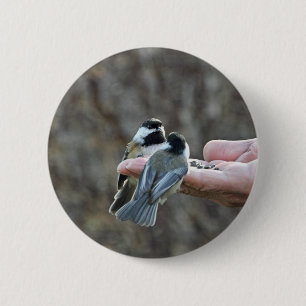 Chapa Redonda De 5 Cm Dos Chickadees en una mano