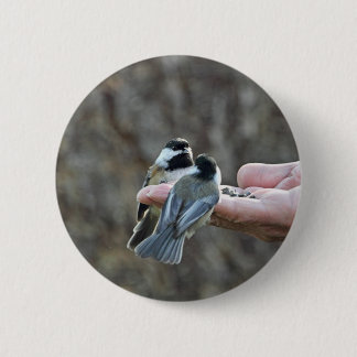 Chapa Redonda De 5 Cm Dos Chickadees en una mano