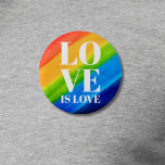Chapa Redonda De 5 Cm El amor es el orgullo del amor<br><div class="desc">Este botón del Orgullo está decorado con LOVE IS LOVE en letras blancas en negrita sobre un fondo de arcoiris color agua de rojo,  naranja,  amarillo,  verde,  azul y morado. Acuarela original © Michele Davies.</div>