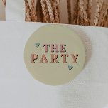 Chapa Redonda De 5 Cm El grupo de solteras Fiestas de JEAN Retro 70<br><div class="desc">Este botón "el fiesta" de solapa de soltera tiene un tipo de letra retro en naranja y rosa. Pide la "esposa del fiesta" blanca para tu novia y ordena los botones "El Fiesta" correspondientes para tu fin de semana de soltera. ¡Los colores son editables! Haga clic en 'editar diseño' para...</div>