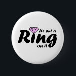 Chapa Redonda De 5 Cm Él le puso un anillo - para que la novia sea<br><div class="desc">Él le puso un anillo a la novia. Gracioso y genial para una ducha de novia o una fiesta de soltera.</div>