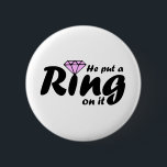 Chapa Redonda De 5 Cm Él le puso un anillo - para que la novia sea<br><div class="desc">Él le puso un anillo a la novia. Gracioso y genial para una ducha de novia o una fiesta de soltera.</div>