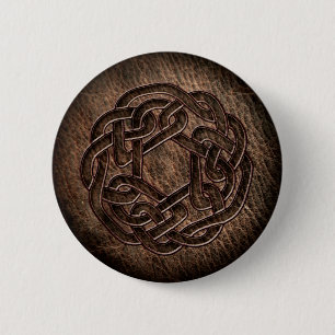 Chapa Redonda De 5 Cm El ornamento céltico grabó en relieve en el cuero