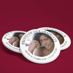 Chapa Redonda De 5 Cm Elegante Orgullo De Nuestro Graduado | Foto<br><div class="desc">Un sencillo pero elegante botón de graduación personalizado con tu fotografía favorita de tu graduado y tipografía que dice 'orgulloso de nuestro graduado' su clase y su nombre.</div>