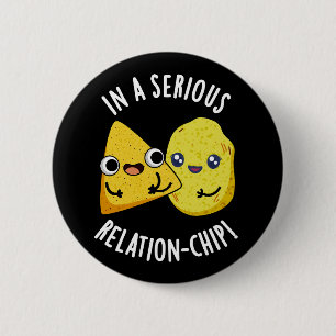 Chapa Redonda De 5 Cm En una relación seria-chip Funny Food Pun Dark BG