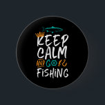 Chapa Redonda De 5 Cm Es gracioso mantener la calma y salir pescando hum<br><div class="desc">Diseño gracioso y humorístico para pescadores, pescadores, pescadores, amantes de la pesca fluvial y lacustre. Esta mercadería vintage, retro y angustiada es ideal para llevar en su viaje de pesca a la cabaña de madera. Trae los engranajes, la caña de pescar, el carrete de pesca y vamos a pescar algunos...</div>