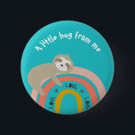 Chapa Redonda De 5 Cm Espuma verde azulada en un arcoiris un pequeño abr<br><div class="desc">¡Este lindo diseño de botón tiene una pereza abrazando un arco iris!</div>