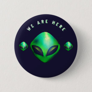 Chapa Redonda De 5 Cm "Estamos Aquí" cabeza de alienígena verde