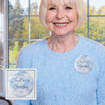 Chapa Redonda De 5 Cm Estamos En La Nueve Abuela De Baby Shower De Blue<br><div class="desc">Bienvenidos a nuestra colección "We Are On Cloud Nine Blue Boy Baby Shower", donde cada pieza está diseñada para elevar tu celebración de la inminente llegada de tu pequeño. Esta colección capta la esencia de la alegría y la anticipación con su temática soñadora y caprichosa. Imaginen flotar entre cielos azules...</div>
