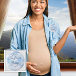 Chapa Redonda De 5 Cm Estamos En Nueve Niñas Azules, Mamá De Baby Shower<br><div class="desc">Bienvenidos a nuestra colección "We Are On Cloud Nine Blue Boy Baby Shower", donde cada pieza está diseñada para elevar tu celebración de la inminente llegada de tu pequeño. Esta colección capta la esencia de la alegría y la anticipación con su temática soñadora y caprichosa. Imaginen flotar entre cielos azules...</div>