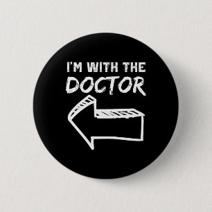 Chapa Redonda De 5 Cm Estoy con el Médico Arrow Left Funny Halloween Cos
