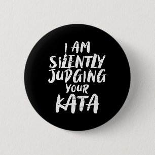 Chapa Redonda De 5 Cm Estoy juzgando silenciosamente tu Kata Karate