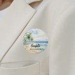 Chapa Redonda De 5 Cm Etiqueta de nombre de boda de la playa de la dama<br><div class="desc">Una playa tropical,  con olas y palmeras,  de color acuático. Personalice y agregue el nombre de su dama de honor. Guión de estilo manuscrito negro.</div>