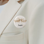 Chapa Redonda De 5 Cm Etiqueta de nombre de crema beige de vaca<br><div class="desc">Un fondo beige de color crema. Decorado con un gran arco. Personaliza y agrega tu nombre. Guión de estilo manuscrito negro.</div>