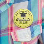 Chapa Redonda De 5 Cm Etiqueta de nombre personalizado de graduado de se<br><div class="desc">Este moderno botón de graduación para personalizados mayores amarillo y negro presenta una tipografía blanca elegante de tu nombre de instituto o universidad para la clase de 2025. Personalizar con tu año de graduación bajo la moda escritura manuscrita negra y tapa de grad negro para una gran etiqueta de nombre...</div>