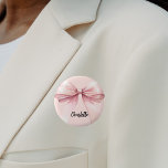 Chapa Redonda De 5 Cm Etiqueta de nombre rosa de plegado<br><div class="desc">Un fondo de color rosa suave y de color rosa. Decorado con un gran arco. Personaliza y agrega tu nombre. Guión de estilo manuscrito negro.</div>