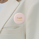 Chapa Redonda De 5 Cm Etiqueta de nombre rosa para la dama de honor<br><div class="desc">Un color de fondo rosa oscuro. Personalice y agregue el nombre de su dama de honor. Guión de estilo manuscrito dorado.</div>